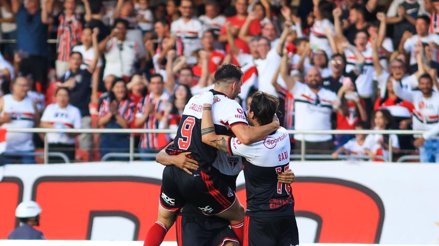Jogadores do São Paulo comemoram gol de Calleri contra o Bragantino em jogo do Brasileirão - Marcello Zambrana/AGIF