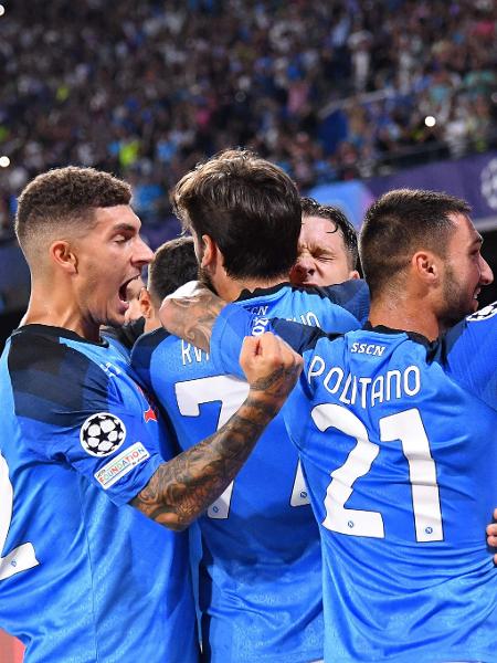 Jogadores do Napoli comemoram gol sobre o Liverpool na Champions - ALBERTO PIZZOLI/AFP
