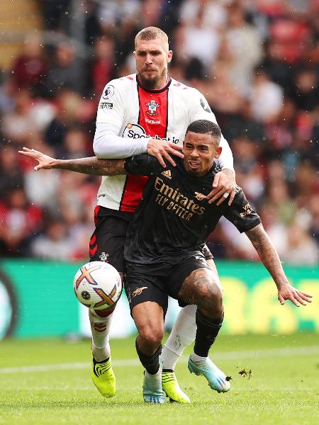 Gabriel Jesus disputa bola com Lyanco durante jogo entre Arsenal e Southampton - Ryan Pierse/Getty Images