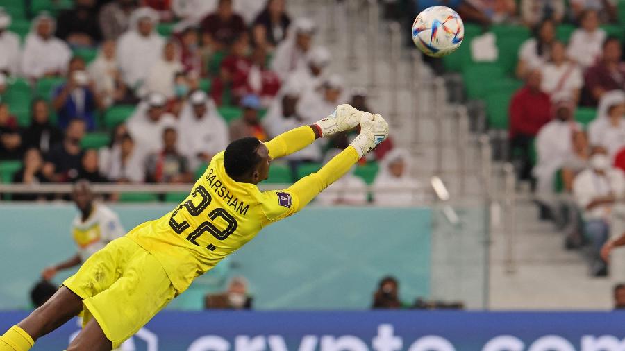 Meshaal Barsham, do Qatar, faz uma defesa na partida contra Senegal na Copa do Mundo - KARIM JAAFAR/AFP