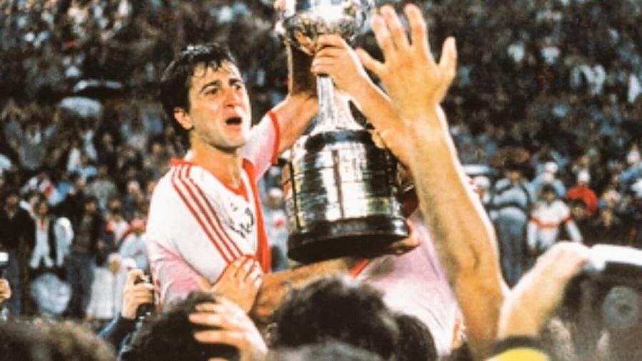 Beto Alonso, o "Pelé branco", ergue a Libertadores de 1986 pelo River Plate - Reprodução River Plate