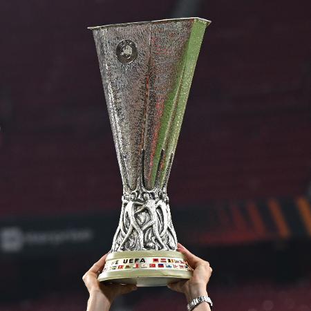 Troféu da Liga Europa ficará com vencedor de Sevilla x Roma, que jogarão no dia 31 - Arne Dedert/picture alliance via Getty Images