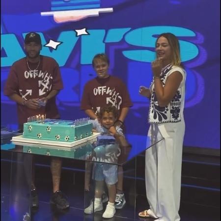 Neymar, Valentim e Carol Dantas ao redor de Davi Lucca, que celebrou o aniversário de 12 anos em um parque em Riad, na Arábia Saudita