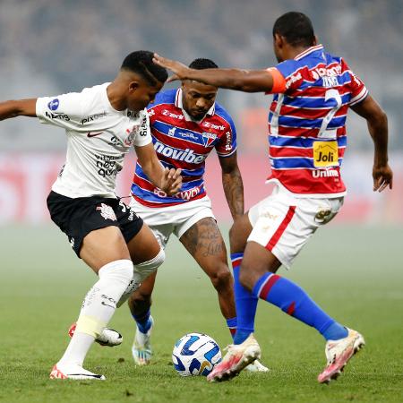 Wesley é cercado durante Corinthians x Fortaleza, partida da Sul-Americana