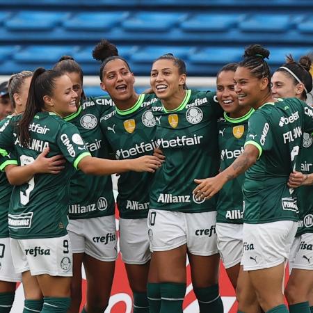 Jogadoras do Palmeiras comemoram gol de Bia Zaneratto contra o Barcelona de Guayaquil, pela Libertadores feminina