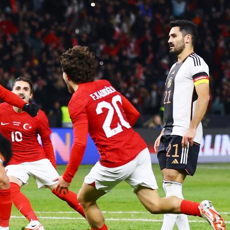 Jogadores da Turquia comemoram após marcar contra a Alemanha, em amistoso
