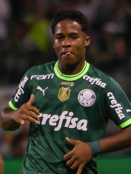 Endrick comemora o seu gol na goleada do Palmeiras sobre o América-MG, no Allianz Parque
