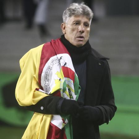 Renato Gaúcho, técnico do Grêmio, com a bandeira do Rio Grande do Sul em jogo contra o The Strongest