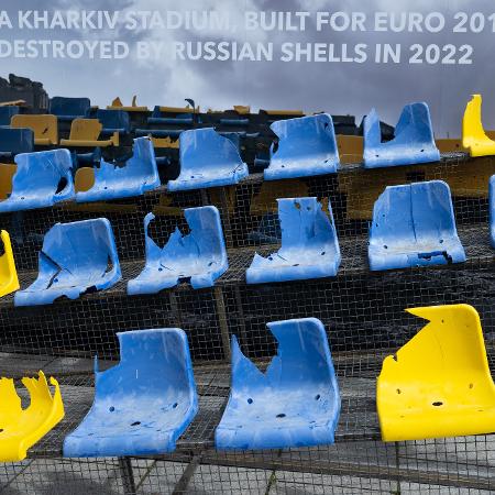 Assentos do estádio de Kharkiv, construído para a Eurocopa 2012, destruídos por bombas