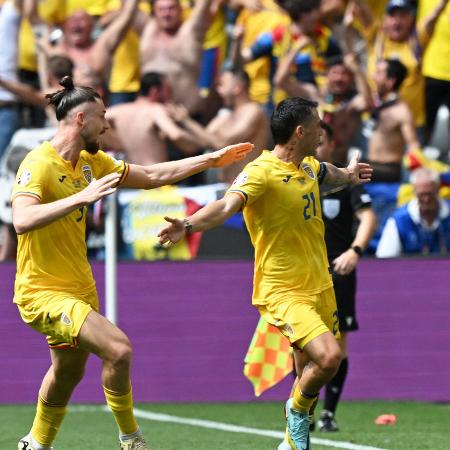 Stanciu, da Romênia, comemora após marcar contra a Ucrânia, na Eurocopa Stanciu, da Romênia, comemora após marcar contra a Ucrânia, na Eurocopa