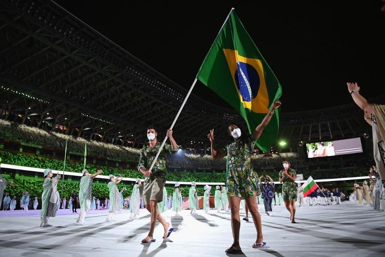 Os porta-bandeiras Ketleyn Quadros e Bruno Mossa Rezende da equipe do Brasil lideraram a delegação brasileira durante a Cerimônia de Abertura dos Jogos Olímpicos de Tóquio 2020 no Estádio Olímpico no Japão.