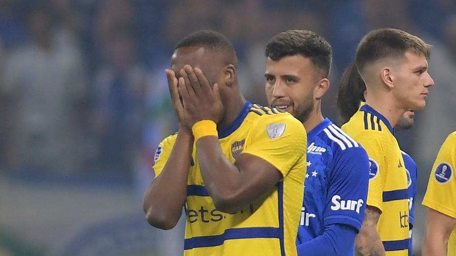 Advíncula lamenta expulsão durante Cruzeiro x Boca Juniors pela Copa Sul-Americana