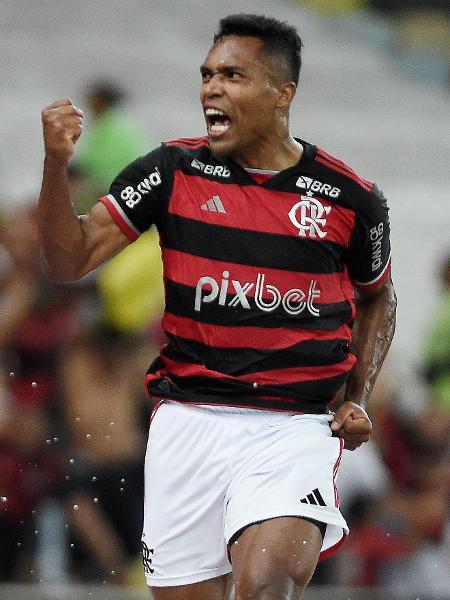 Alex Sandro comemora gol em Flamengo x Corinthians, partida da Copa do Brasil