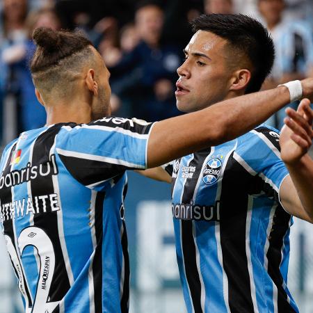 Braithwaite e Aravena comemoram gol do Grêmio sobre o Fortaleza em jogo do Campeonato Brasileiro