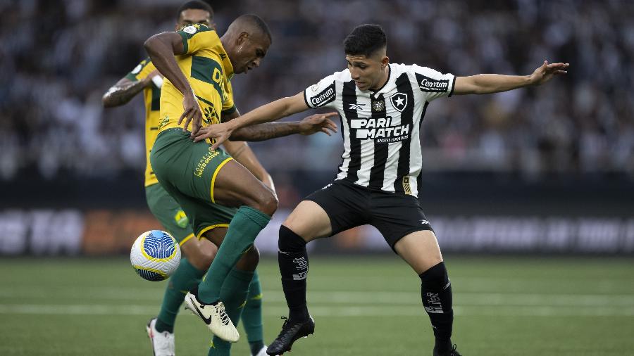 Savarino e Marllon disputam lance durante jogo entre Botafogo e Cuiabá pelo Brasileirão