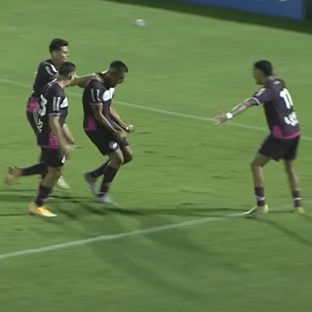 Thiagão fez o segundo gol da equipe de Araraquara, que contou com brilho de goleiro Igor