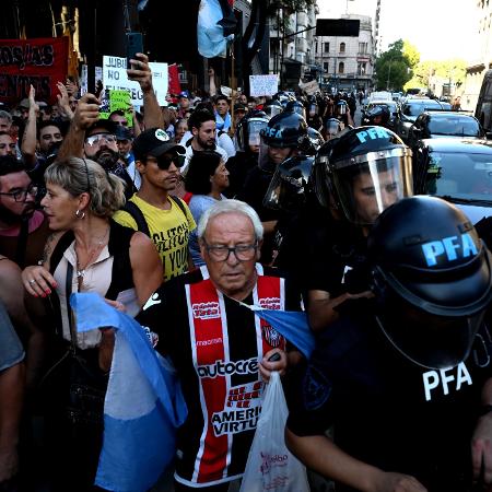 Torcedores do Chacarita apoiaram protestos de aposentados na Argentina Torcedores do Chacarita apoiaram protestos de aposentados na Argentina