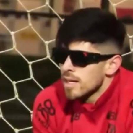 Rossi com óculos escuros que ajudam a melhorar o reflexo dos goleiros do Flamengo Rossi com óculos escuros que ajudam a melhorar o reflexo dos goleiros do Flamengo