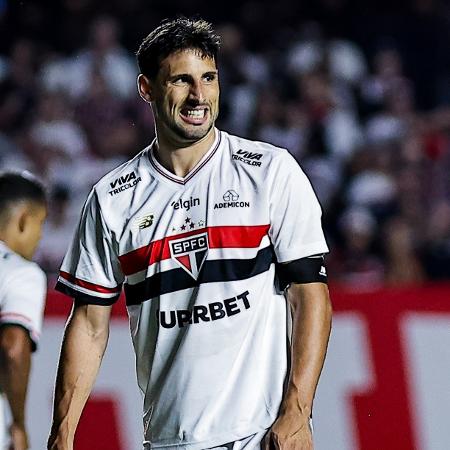 Calleri, do São Paulo, lamenta pênalti perdido contra o Sport, na estreia do Brasileirão 2025 Calleri, do São Paulo, lamenta pênalti perdido contra o Sport, na estreia do Brasileirão 2025