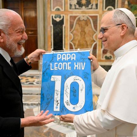 Papa Leão XIV ganha camisa do Napoli Papa Leão XIV ganha camisa do Napoli
