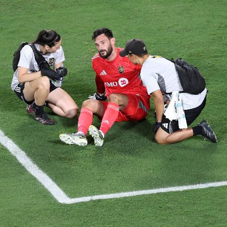 Lloris sente dores durante Los Angeles x Flamengo, confronto do Mundial Lloris sente dores durante Los Angeles x Flamengo, confronto do Mundial