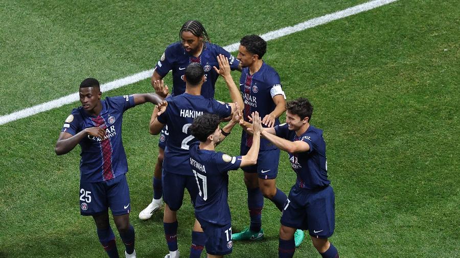 Jogadores do PSG comemoram gol de João Neves contra o Inter Miami, nas oitavas do Mundial