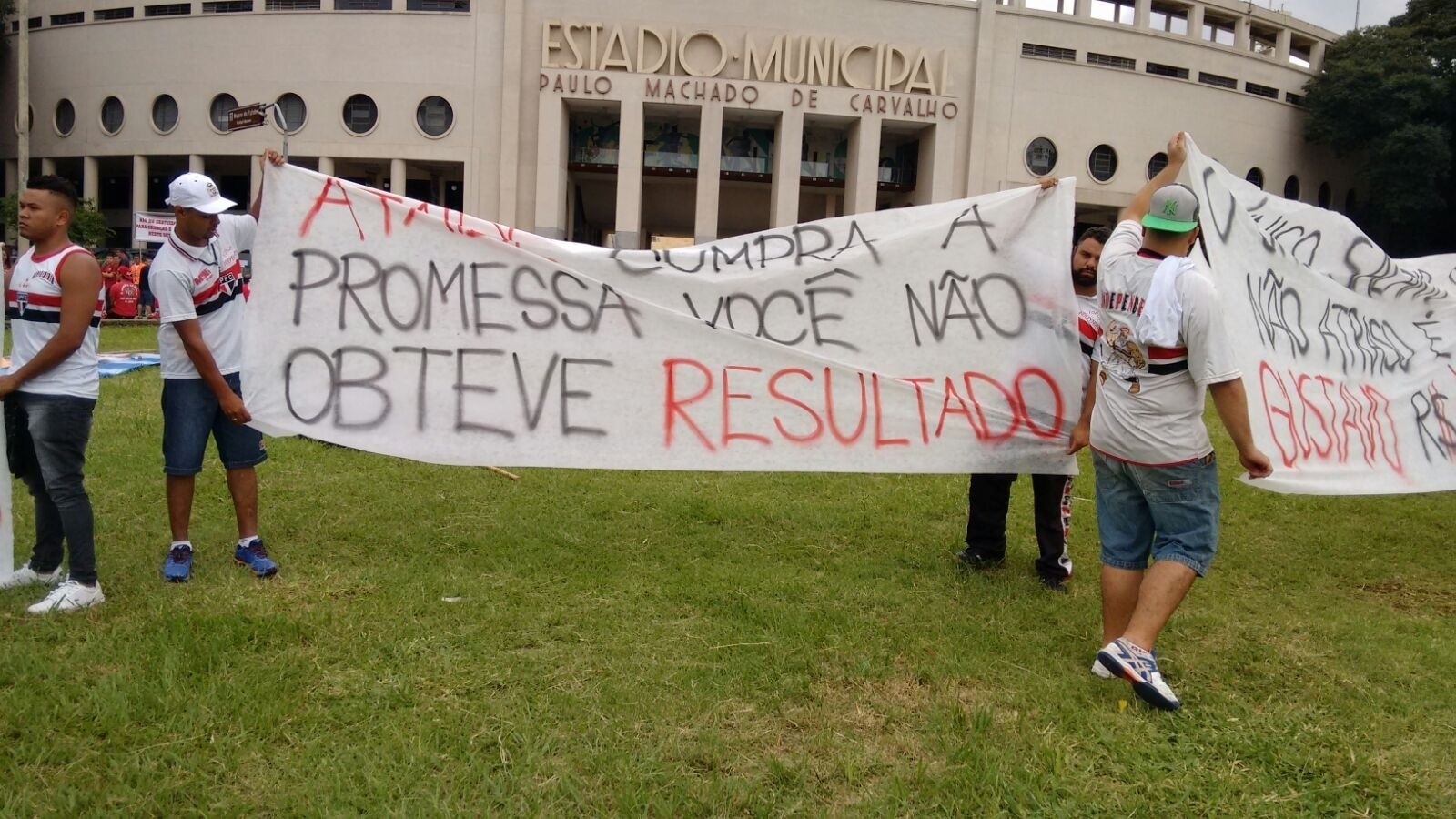 Torcedores do São Paulo protestam contra jogadores e direção do clube antes de partida pelo Campeonato Paulista no Pacaembu - Vanderlei Lima/UOL