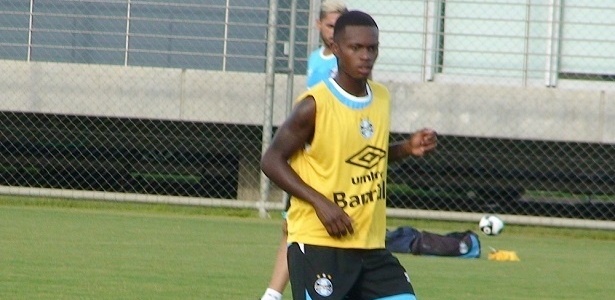 Lincoln participa de treinamento do Grêmio entre os titulares do time - Marinho Saldanha/UOL