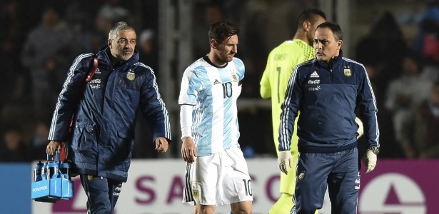Messi sofreu pancada forte nas costas em amistoso de preparação contra Honduras - AFP PHOTO / EITAN ABRAMOVICH