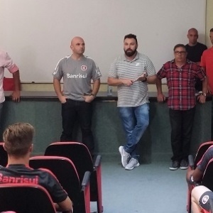 Carlos Leiria (de cinza com a camisa do Inter) foi demitido nesta segunda-feira - Divulgação/Inter