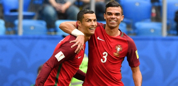 Cristiano Ronaldo comemora com Pepe um gol para Portugal - Mladen Antonov/AFP Photo