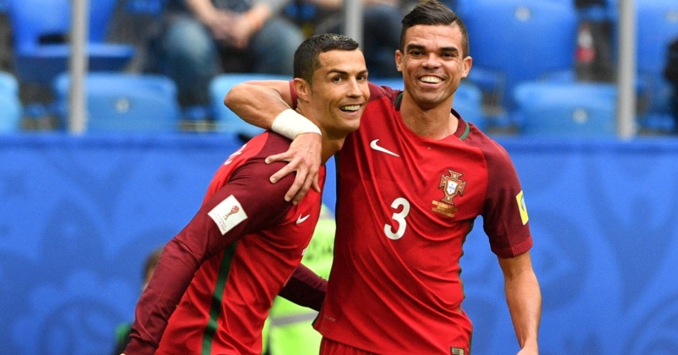 Cristiano Ronaldo comemora com Pepe um gol para Portugal