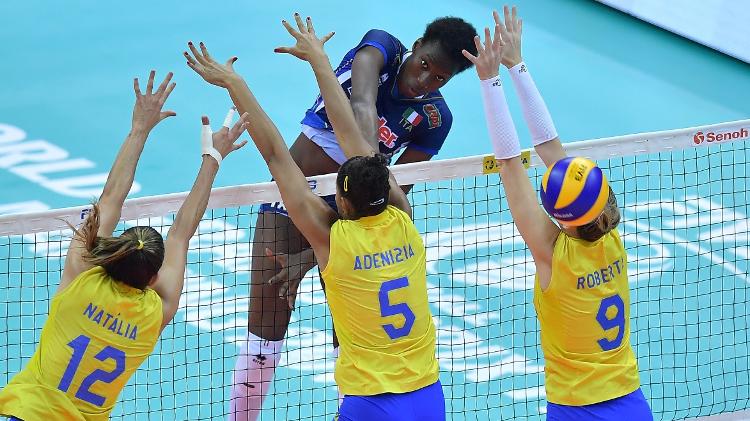 Italiana Egonu ataca o bloqueio do Brasil - Divulgação/FIVB - Divulgação/FIVB