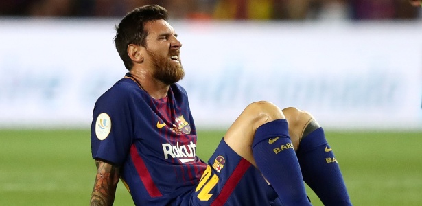 Messi senta no gramado durante clássico do Barça contra o Real - Juan Medina/Reuters - Juan Medina/Reuters