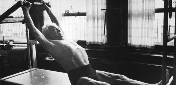 Pilates manteve seu corpo atlético durante toda a vida, inclusive pouco tempo antes de morrer, em 1967, com 83 anos - Getty Images