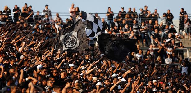 Torcida do Corinthians durante jogo contra o Palmeiras na Arena - Daniel Vorley/AGIF