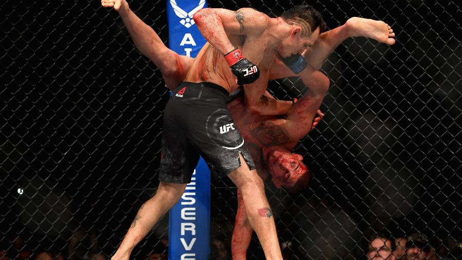 Tony Ferguson derruba Anthony Pettis na luta dos dois pelo UFC 229 - Harry How/Getty Images