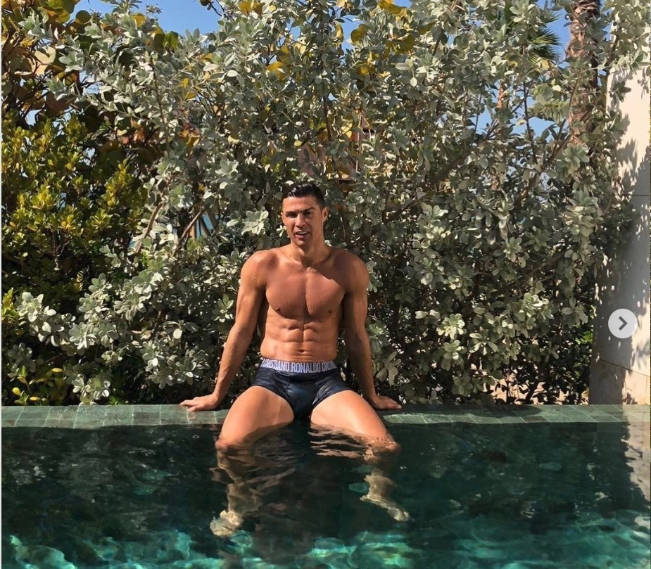 Cristiano Ronaldo se exibe na piscina