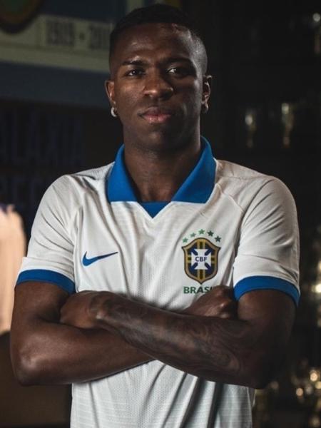 Vinicius Junior veste nova camisa branca da seleção brasileira - com escudo antigo - Divulgação