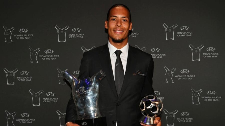 Van Dijk levou prêmio de melhor da Europa e de melhor zagueiro da última edição da Champions - Harold Cunningham/Uefa/Getty Images