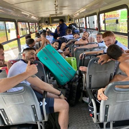 Jogadores da seleção da Argentina viajam de ônibus em Maringá - Reprodução/Twitter