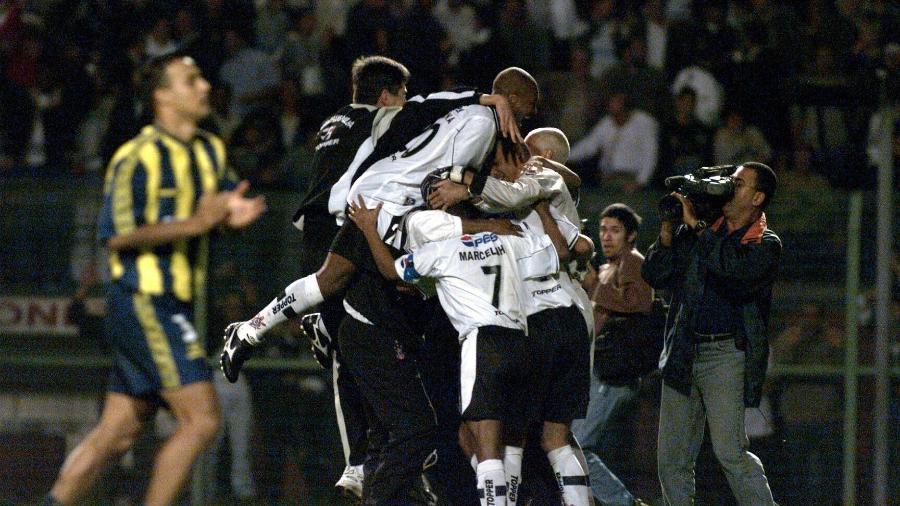 Corinthians celebra vitória nos pênaltis contra o Rosario Central na Libertadores 2000 - Fernando Santos/Folhapress