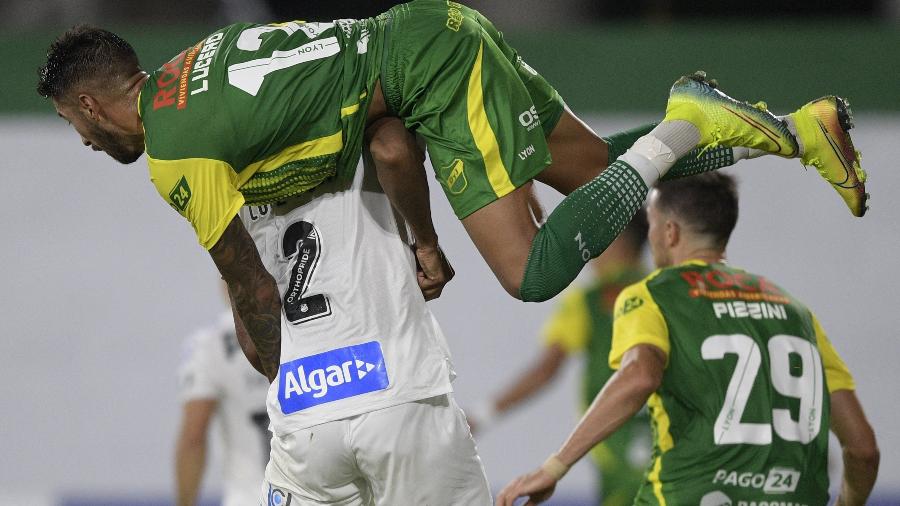 Juan Lucero, do Defensa y Justicia tromba com o zagueiro Luis Felipe, do Santos, pela Libertadores - JUAN MABROMATA / AFP