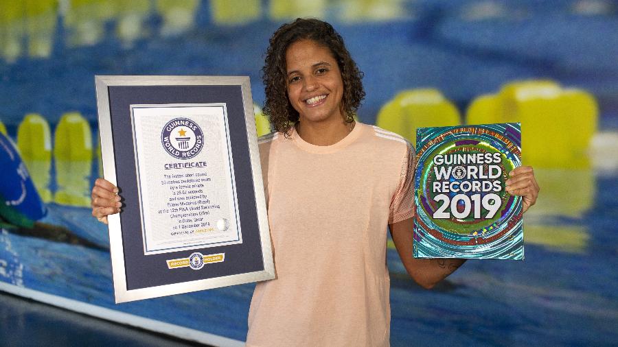 Etiene Medeiros e o certificado do Guinness World Records pelo recorde mundial dos 50m em piscina curta de natação - Igo Bione/Divulgação