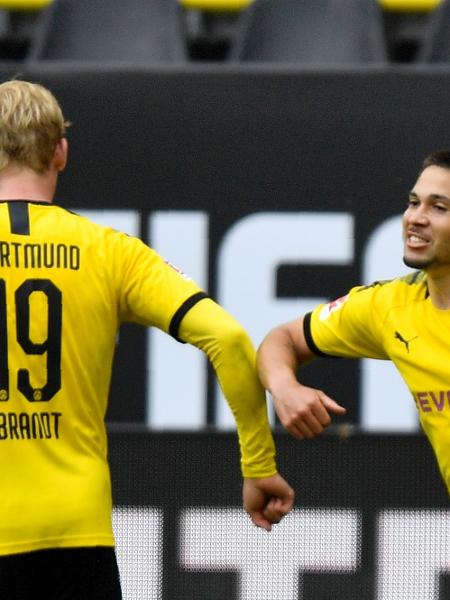 Raphael Guerreiro, do Borussia Dortmund, comemora gol com Julian Brandt - Martin Meissner/Pool via Getty Images