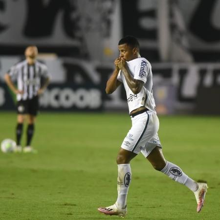 Arthur Gomes comemora gol marcado pelo Santos contra o Atlético-MG em jogo do Brasileirão - Divulgação/Santos FC