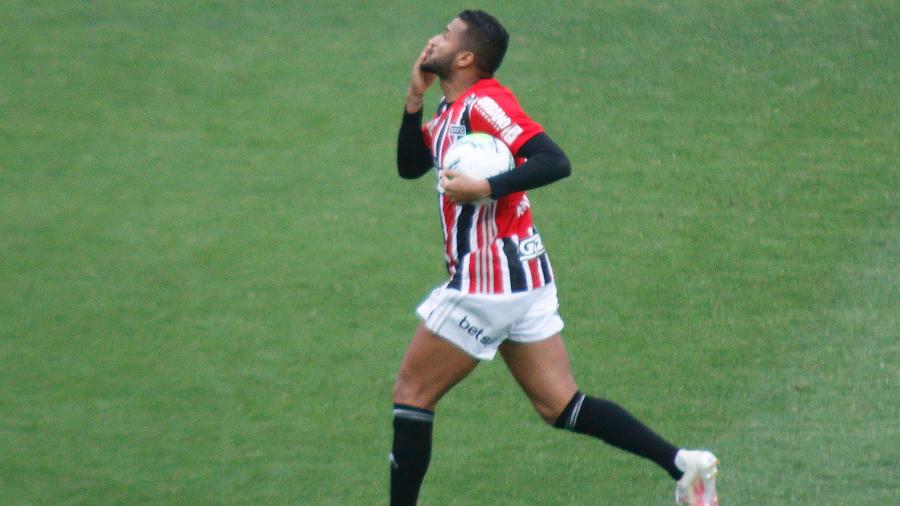 Reinaldo comemora gol do São Paulo contra o Coritiba - Gabriel Machado/AGIF