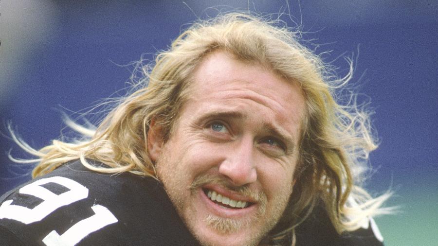 O jogador Kevin Greene em atuação pelo Pittsburgh Steelers, em 1995 - Focus On Sport/Getty Images