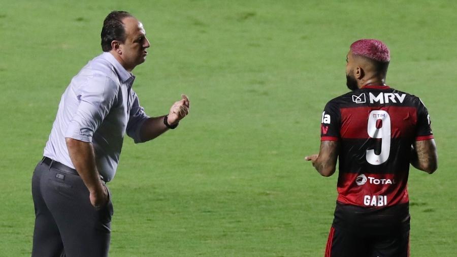 Rogério Ceni conversa com Gabigol durante São Paulo x Flamengo na última rodada do Brasileirão 2020 - REUTERS/Amanda Perobelli