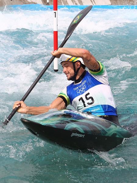 Pepê Gonçalves em ação nas semifinais da canoagem slalom K1 nas Olimpíadas de Tóquio - Stoyan Nenov/Reuters